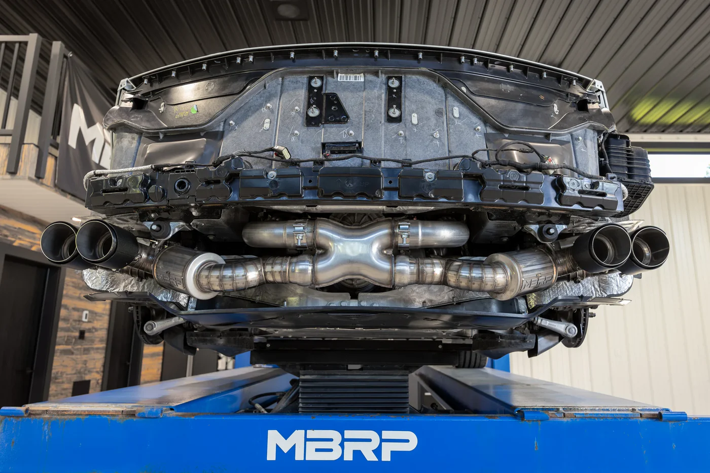 Układ wydechowy MBRP Armor Pro Cat-Back (S70413CF) ze zintegrowanymi zaworami – Quad 4.5" Carbon Fiber Tips - obrazek 2